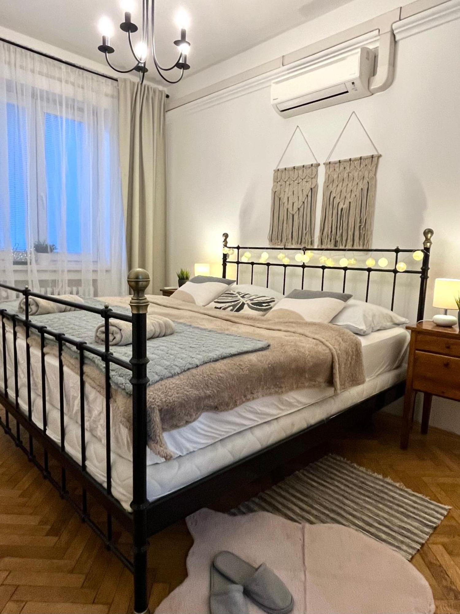 Audrey Hepburn Apartment Cathedral View Top Location Air Conditioned บราติสลาวา ภายนอก รูปภาพ
